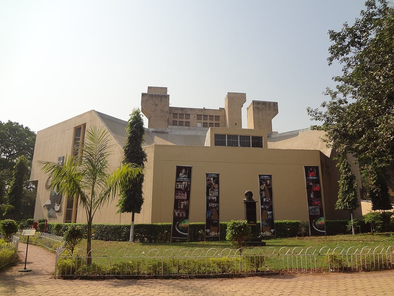 Nehru Science Centre building and landscaped grounds